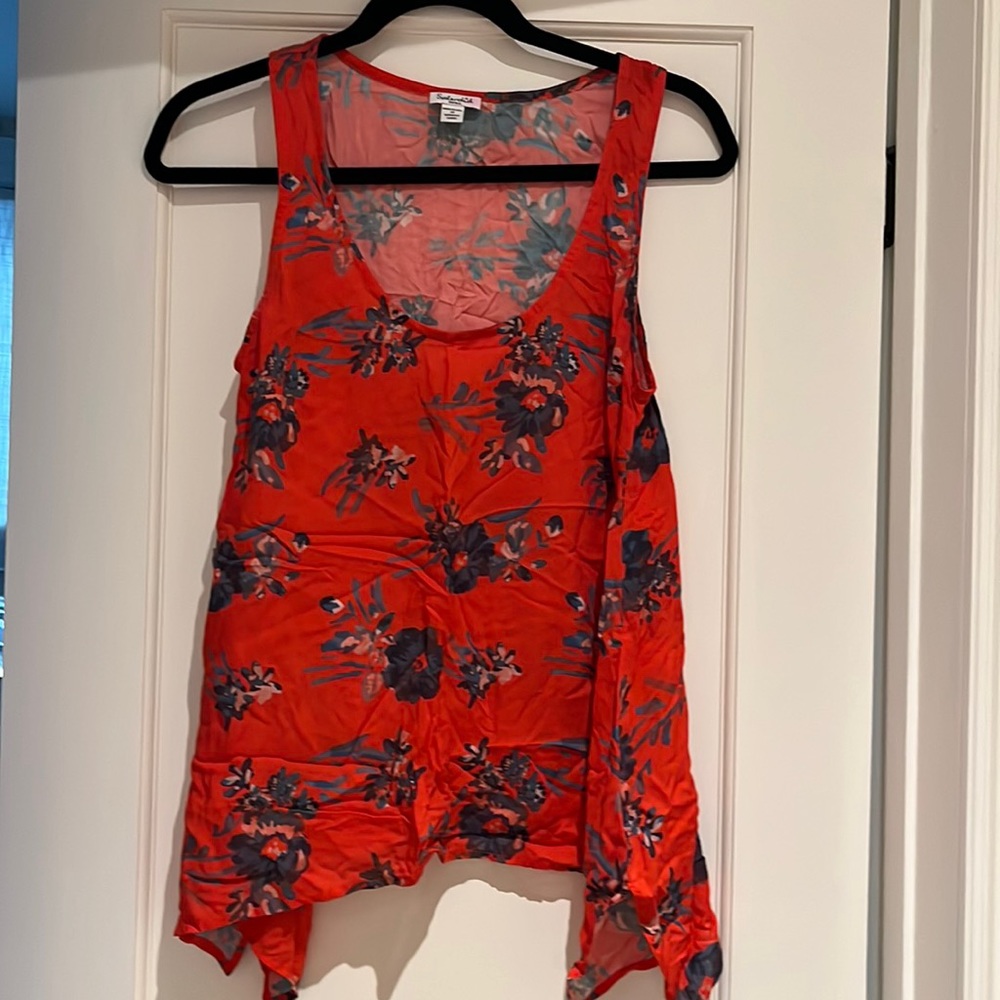 Splendid tank. Size small. Lose fitting.